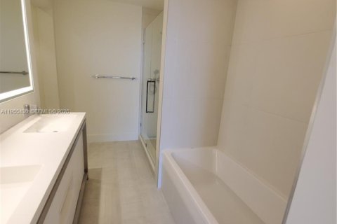Condo in Sunrise, Florida, 3 bedrooms  № 2010204 - photo 20
