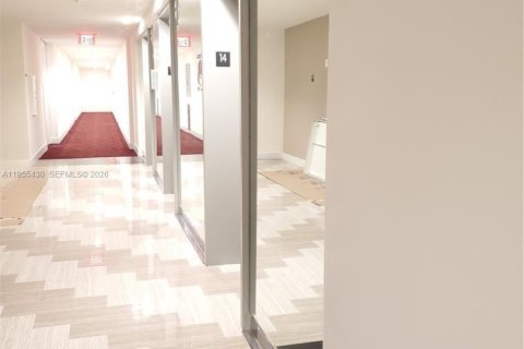 Condo in Sunrise, Florida, 3 bedrooms  № 2010204 - photo 8