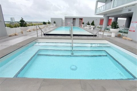 Condo in Sunrise, Florida, 3 bedrooms  № 2010204 - photo 27