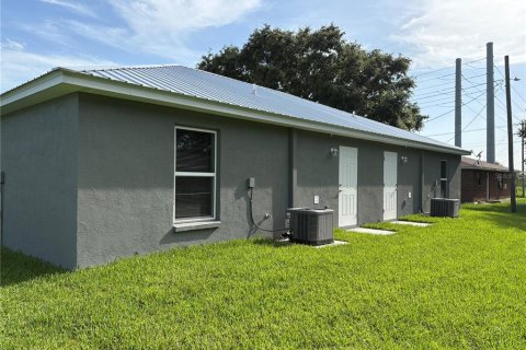 Duplex in Fort Meade, Florida 4 bedrooms, 166.3 sq.m. № 1786804 - photo 4