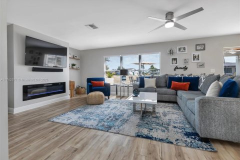 House in Port Charlotte, Florida 4 bedrooms, 256.5 sq.m. № 1940870 - photo 3