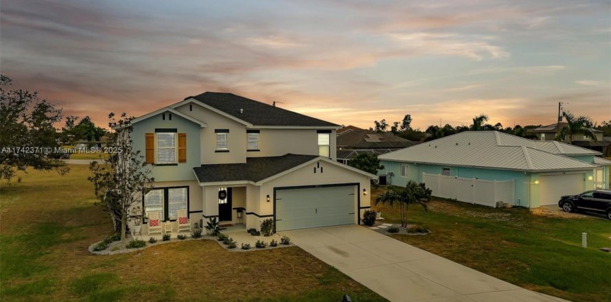 House in Port Charlotte, Florida 4 bedrooms, 256.5 sq.m. № 1940870