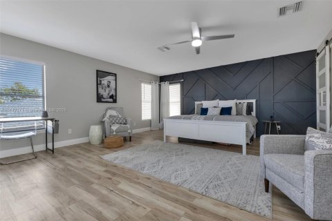 House in Port Charlotte, Florida 4 bedrooms, 256.5 sq.m. № 1940870 - photo 16