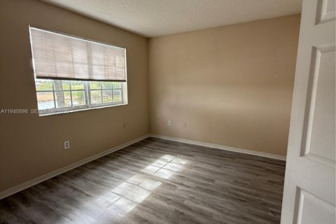 Copropriété à louer à Pembroke Pines, Floride: 2 chambres, 104.98 m2 № 1998046 - photo 10