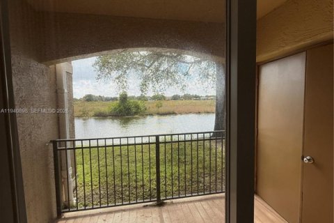 Copropriété à louer à Pembroke Pines, Floride: 2 chambres, 104.98 m2 № 1998046 - photo 8