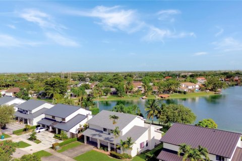Casa en venta en Miami, Florida, 4 dormitorios, 242.66 m2 № 1882618 - foto 11