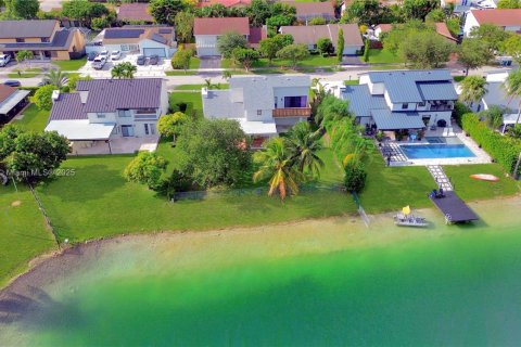 Casa en venta en Miami, Florida, 4 dormitorios, 242.66 m2 № 1882618 - foto 16
