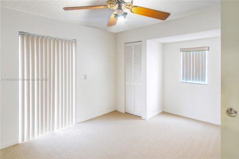 Casa en venta en Miami, Florida, 4 dormitorios, 242.66 m2 № 1882618 - foto 19