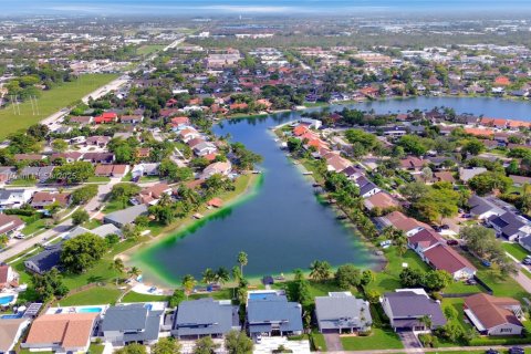 Casa en venta en Miami, Florida, 4 dormitorios, 242.66 m2 № 1882618 - foto 2