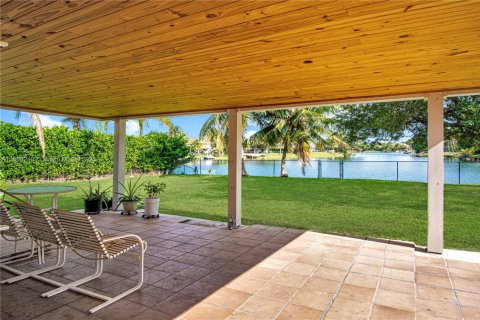 Casa en venta en Miami, Florida, 4 dormitorios, 242.66 m2 № 1882618 - foto 4