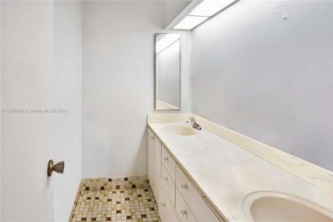 Casa en venta en Miami, Florida, 4 dormitorios, 242.66 m2 № 1882618 - foto 24