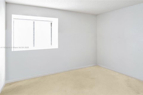 Casa en venta en Miami, Florida, 4 dormitorios, 242.66 m2 № 1882618 - foto 22