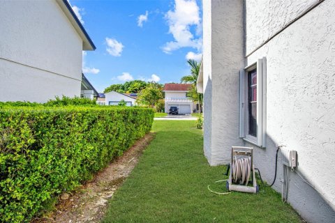 Casa en venta en Miami, Florida, 4 dormitorios, 242.66 m2 № 1882618 - foto 18