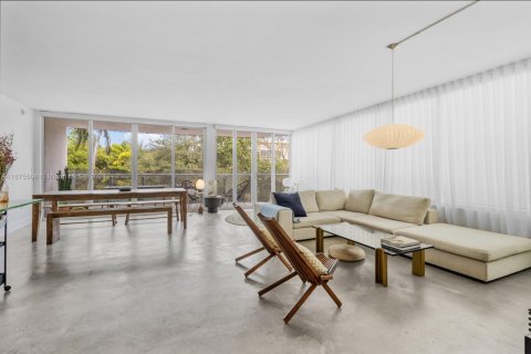 Condo in Miami Beach, Florida, 2 bedrooms  № 1700557 - photo 2