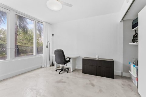Condo in Miami Beach, Florida, 2 bedrooms  № 1700557 - photo 13