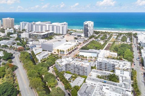 Condo in Miami Beach, Florida, 2 bedrooms  № 1700557 - photo 25