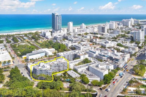 Condo in Miami Beach, Florida, 2 bedrooms  № 1700557 - photo 24