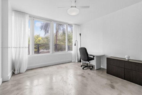 Condo in Miami Beach, Florida, 2 bedrooms  № 1700557 - photo 12