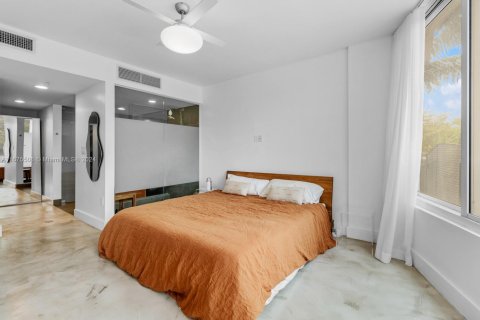 Condo in Miami Beach, Florida, 2 bedrooms  № 1700557 - photo 16