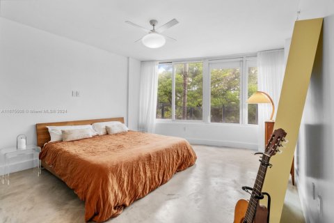 Condo in Miami Beach, Florida, 2 bedrooms  № 1700557 - photo 15