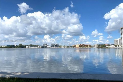 Condo in Sunny Isles Beach, Florida, 2 bedrooms  № 1802510 - photo 16
