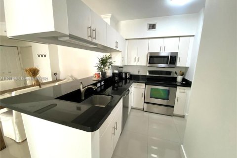 Condo in Sunny Isles Beach, Florida, 2 bedrooms  № 1802510 - photo 8