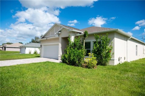 House in Vero Beach, Florida 3 bedrooms, 161.65 sq.m. № 2434321 - photo 2