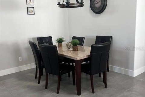 Casa en venta en Kissimmee, Florida, 5 dormitorios, 198.44 m2 № 1409725 - foto 4