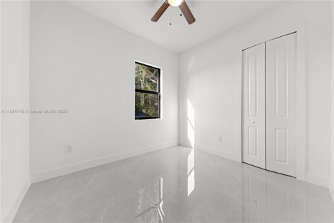 Casa en venta en Lehigh Acres, Florida, 3 dormitorios № 1947427 - foto 13