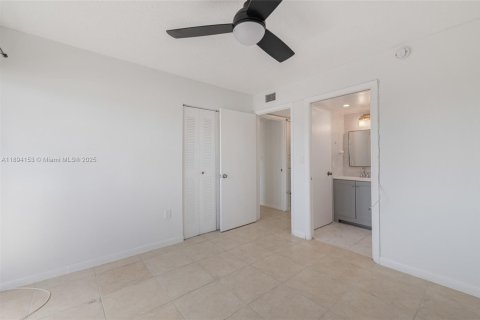 Купить кондоминиум в Майами, Флорида 2 спальни, 84.26м2, № 2090445 - фото 14