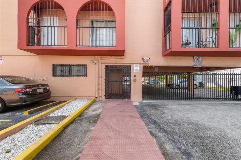 Купить кондоминиум в Майами, Флорида 2 спальни, 84.26м2, № 2090445 - фото 2