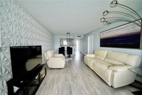 Condo in Sunrise, Florida, 1 bedroom  № 1929706 - photo 2