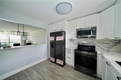 Condo in Sunrise, Florida, 1 bedroom  № 1929706 - photo 5