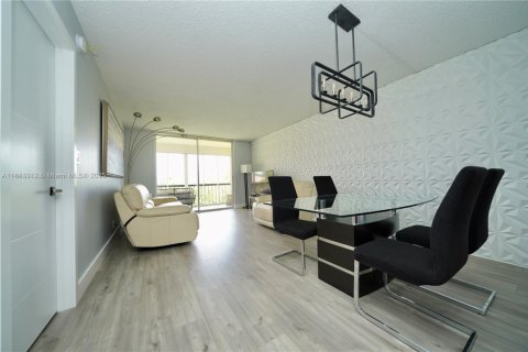 Condo in Sunrise, Florida, 1 bedroom  № 1929706 - photo 3