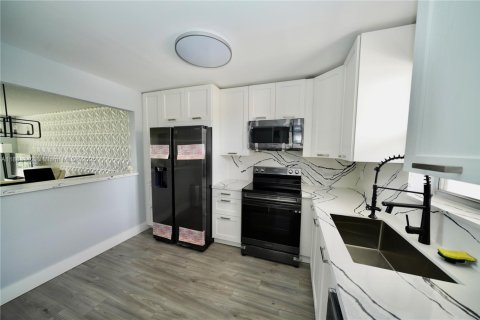 Condo in Sunrise, Florida, 1 bedroom  № 1929706 - photo 6