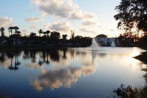 Condo in Palm Springs, Florida, 1 bedroom  № 1074816 - photo 1