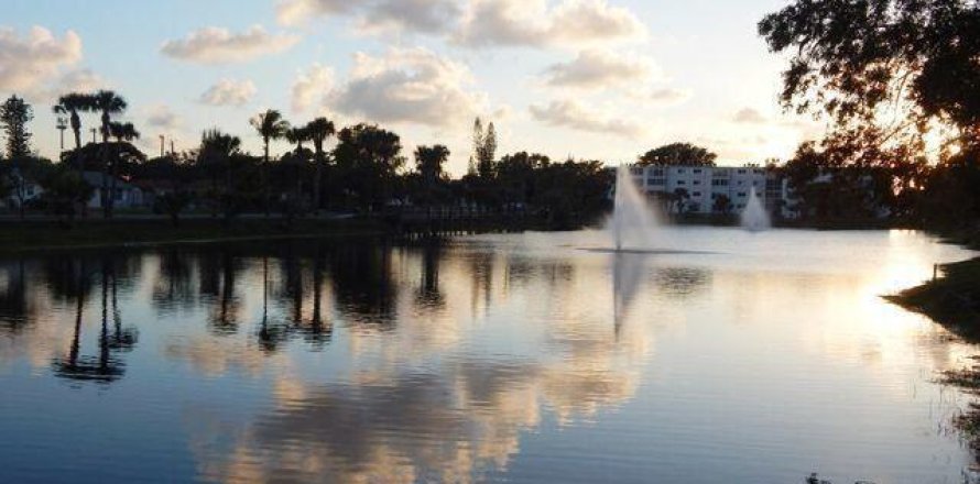 Condo in Palm Springs, Florida, 1 bedroom  № 1074816