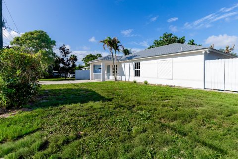 House in Stuart, Florida 3 bedrooms, 110.37 sq.m. № 2246963 - photo 3