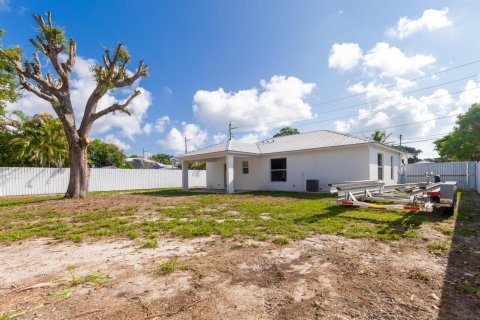 House in Stuart, Florida 3 bedrooms, 110.37 sq.m. № 2246963 - photo 24