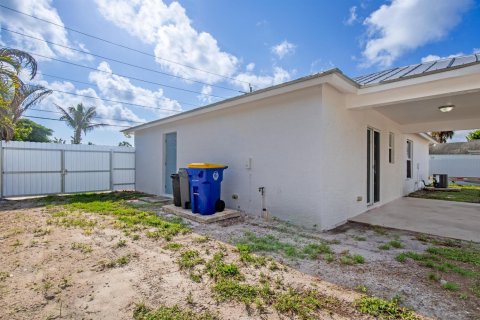 House in Stuart, Florida 3 bedrooms, 110.37 sq.m. № 2246963 - photo 17