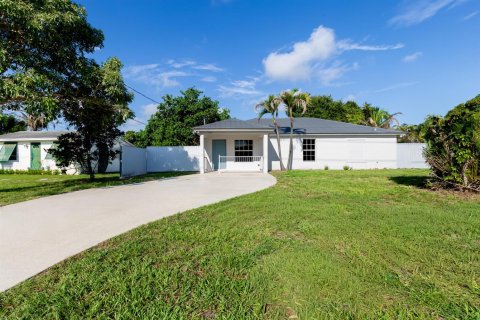 House in Stuart, Florida 3 bedrooms, 110.37 sq.m. № 2246963 - photo 2