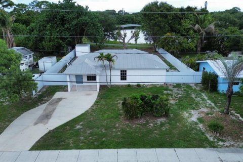 House in Stuart, Florida 3 bedrooms, 110.37 sq.m. № 2246963 - photo 25