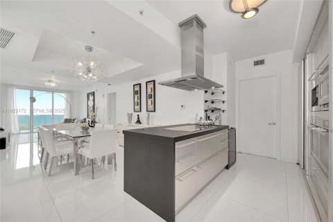 Condo in Sunny Isles Beach, Florida, 2 bedrooms  № 2076809 - photo 5