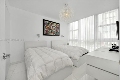 Condo in Sunny Isles Beach, Florida, 2 bedrooms  № 2076809 - photo 23