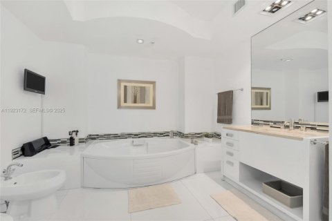 Condo in Sunny Isles Beach, Florida, 2 bedrooms  № 2076809 - photo 18