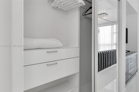 Condo in Sunny Isles Beach, Florida, 2 bedrooms  № 2076809 - photo 14