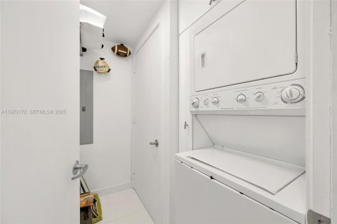 Condo in Sunny Isles Beach, Florida, 2 bedrooms  № 2076809 - photo 6