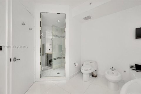 Condo in Sunny Isles Beach, Florida, 2 bedrooms  № 2076809 - photo 19