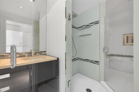 Condo in Sunny Isles Beach, Florida, 2 bedrooms  № 2076809 - photo 16