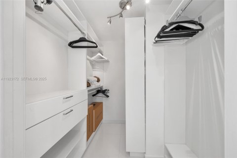 Condo in Sunny Isles Beach, Florida, 2 bedrooms  № 2076809 - photo 13